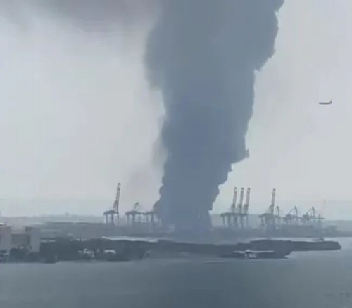 突發劇烈爆炸！南美大港陷入火海